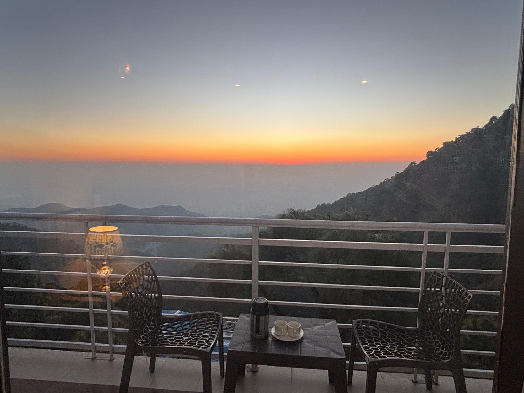 Panormic View By The North Edge Daire Kasauli Dış mekan fotoğraf