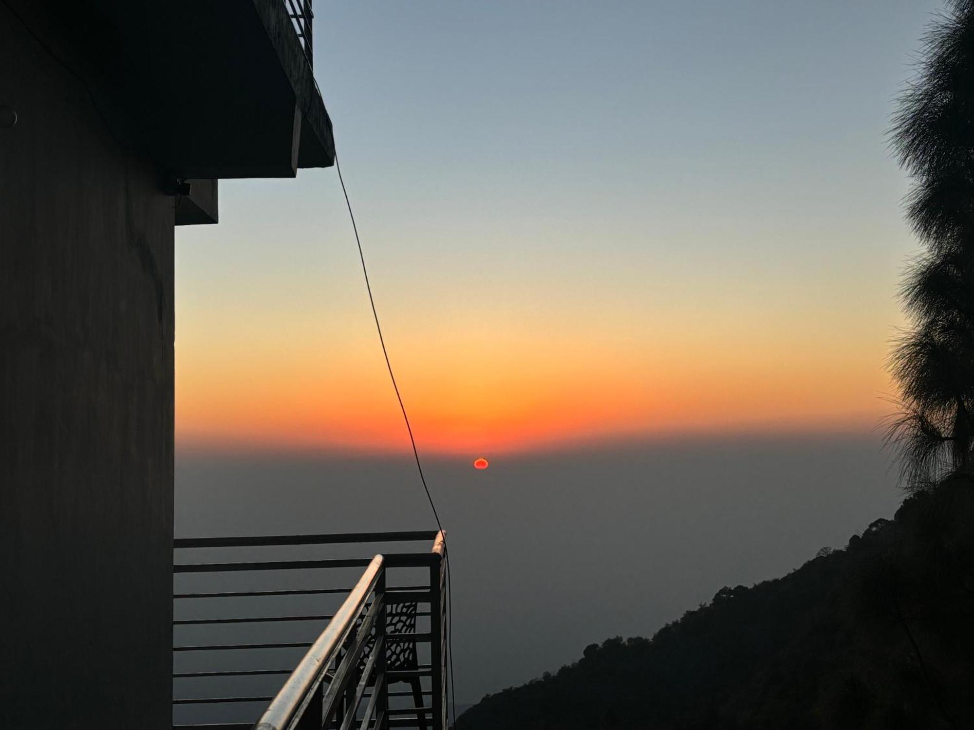 Panormic View By The North Edge Daire Kasauli Dış mekan fotoğraf